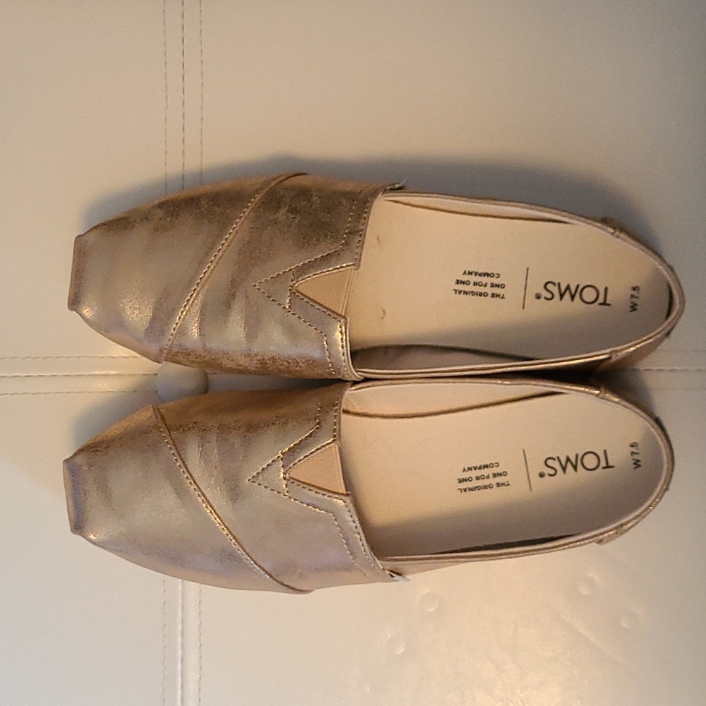 *NWOT* Toms gold flats